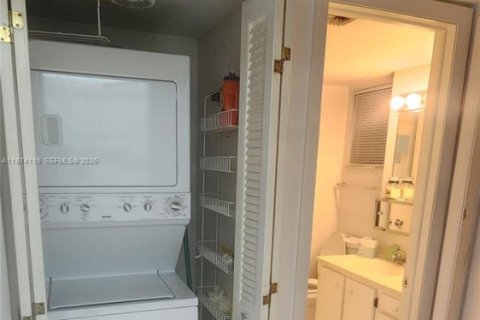 Condo in Pembroke Pines, Florida, 1 bedroom № 2039995 - photo 22