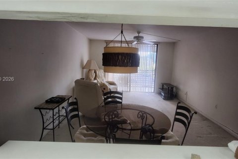 Condo in Pembroke Pines, Florida, 1 bedroom № 2039995 - photo 27