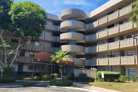 Condo in Pembroke Pines, Florida, 1 bedroom № 2039995 - photo 28