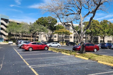 Condo in Pembroke Pines, Florida, 1 bedroom № 2039995 - photo 29