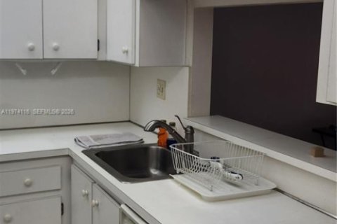 Condo in Pembroke Pines, Florida, 1 bedroom № 2039995 - photo 24