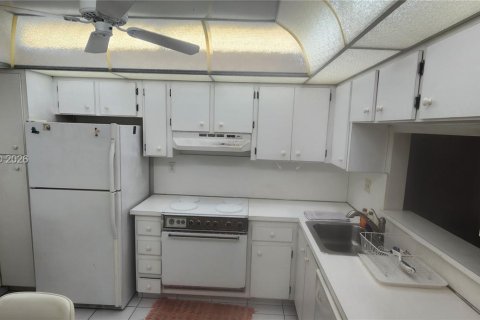 Condo in Pembroke Pines, Florida, 1 bedroom № 2039995 - photo 23