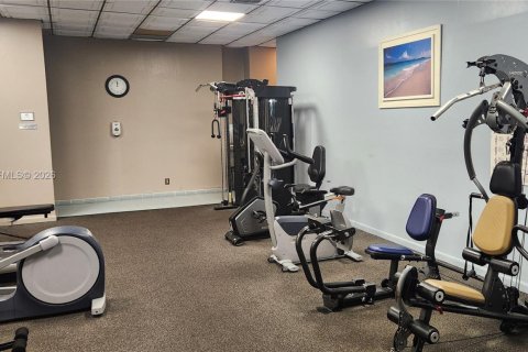 Condo in Pembroke Pines, Florida, 1 bedroom № 2039995 - photo 7