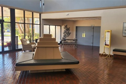 Condo in Pembroke Pines, Florida, 1 bedroom № 2039995 - photo 4