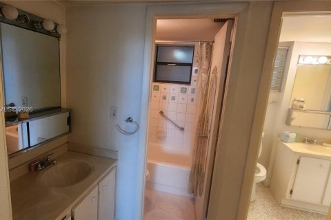 Condo in Pembroke Pines, Florida, 1 bedroom № 2039995 - photo 18