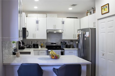 Townhouse in Hialeah, Florida 3 bedrooms, 147.9 sq.m. № 1860927 - photo 8