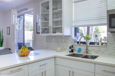 Townhouse in Hialeah, Florida 3 bedrooms, 147.9 sq.m. № 1860927 - photo 9