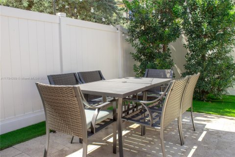 Townhouse in Hialeah, Florida 3 bedrooms, 147.9 sq.m. № 1860927 - photo 12