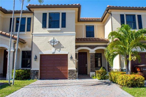 Townhouse in Hialeah, Florida 3 bedrooms, 147.9 sq.m. № 1860927 - photo 1