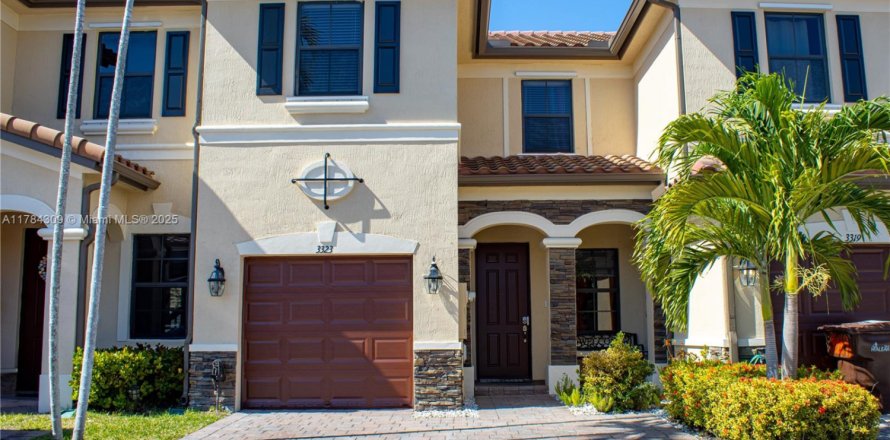Townhouse in Hialeah, Florida 3 bedrooms, 147.9 sq.m. № 1860927