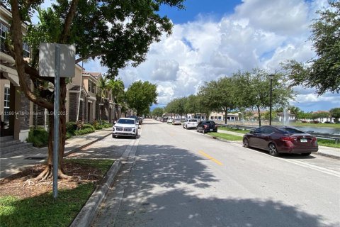 Townhouse in Miami, Florida 4 bedrooms, 214.79 sq.m. № 1893339 - photo 5