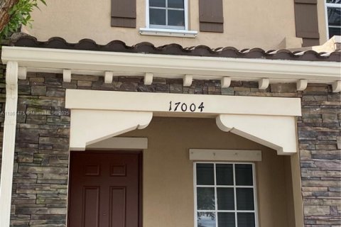 Townhouse in Miami, Florida 4 bedrooms, 214.79 sq.m. № 1893339 - photo 2