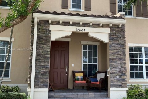 Townhouse in Miami, Florida 4 bedrooms, 214.79 sq.m. № 1893339 - photo 1