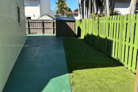 Townhouse in Miami, Florida 3 bedrooms, 137.68 sq.m. № 2042489 - photo 10