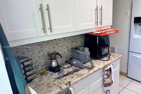 Townhouse in Miami, Florida 3 bedrooms, 137.68 sq.m. № 2042489 - photo 7