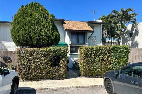 Townhouse in Miami, Florida 3 bedrooms, 137.68 sq.m. № 2042489