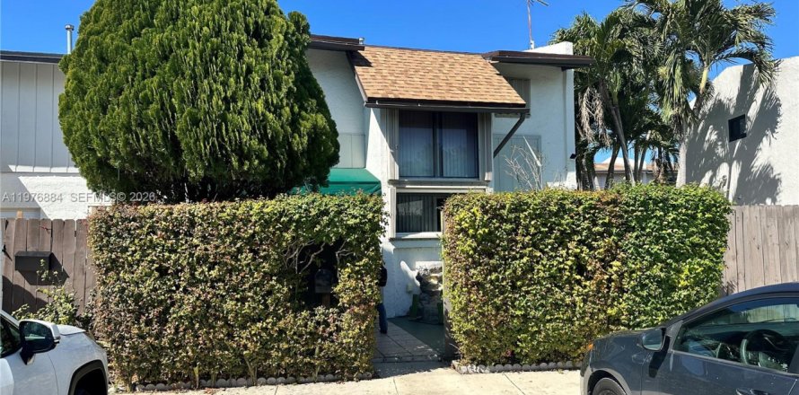 Townhouse in Miami, Florida 3 bedrooms, 137.68 sq.m. № 2042489