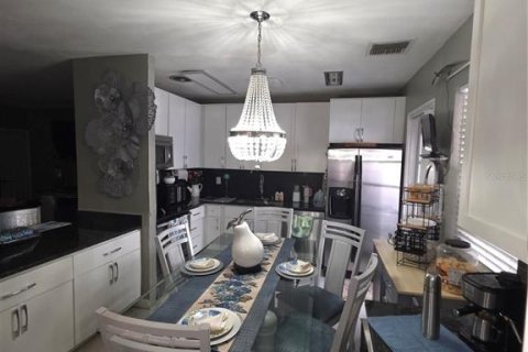 House in Tampa, Florida 3 bedrooms, 115.94 sq.m. № 1735459 - photo 14