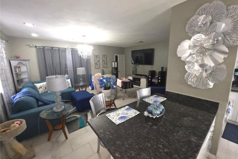 House in Tampa, Florida 3 bedrooms, 115.94 sq.m. № 1735459 - photo 18