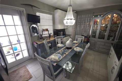 House in Tampa, Florida 3 bedrooms, 115.94 sq.m. № 1735459 - photo 17