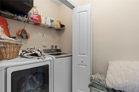 House in Miami, Florida 3 bedrooms, 177.81 sq.m. № 1990103 - photo 27