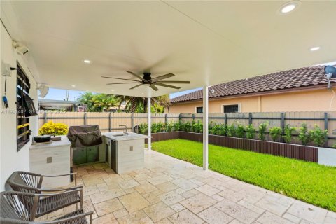 House in Miami, Florida 3 bedrooms, 177.81 sq.m. № 1990103 - photo 30