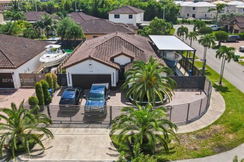 House in Miami, Florida 3 bedrooms, 177.81 sq.m. № 1990103