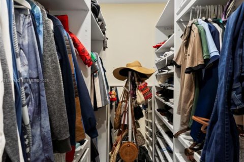 House in Miami, Florida 3 bedrooms, 177.81 sq.m. № 1990103 - photo 17