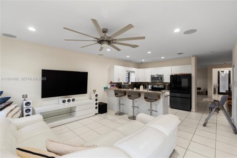 House in Miami, Florida 3 bedrooms, 177.81 sq.m. № 1990103 - photo 8