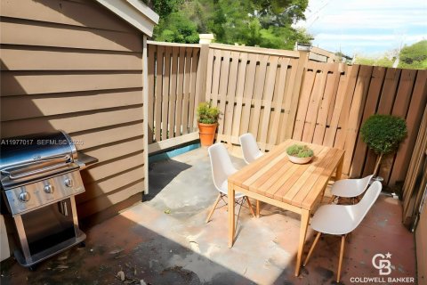 Townhouse in North Lauderdale, Florida 2 bedrooms, 110.18 sq.m. № 2041005 - photo 17