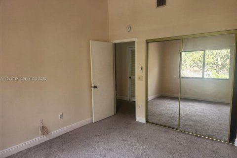 Townhouse in North Lauderdale, Florida 2 bedrooms, 110.18 sq.m. № 2041005 - photo 16