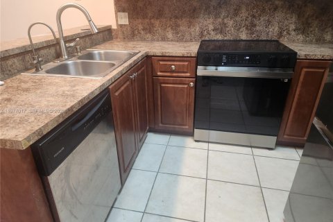 Townhouse in North Lauderdale, Florida 2 bedrooms, 110.18 sq.m. № 2041005 - photo 4