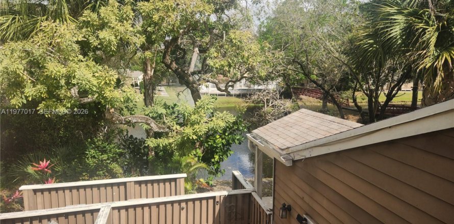 Townhouse in North Lauderdale, Florida 2 bedrooms, 110.18 sq.m. № 2041005