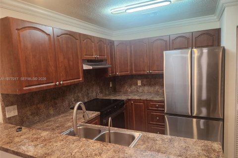 Townhouse in North Lauderdale, Florida 2 bedrooms, 110.18 sq.m. № 2041005 - photo 3