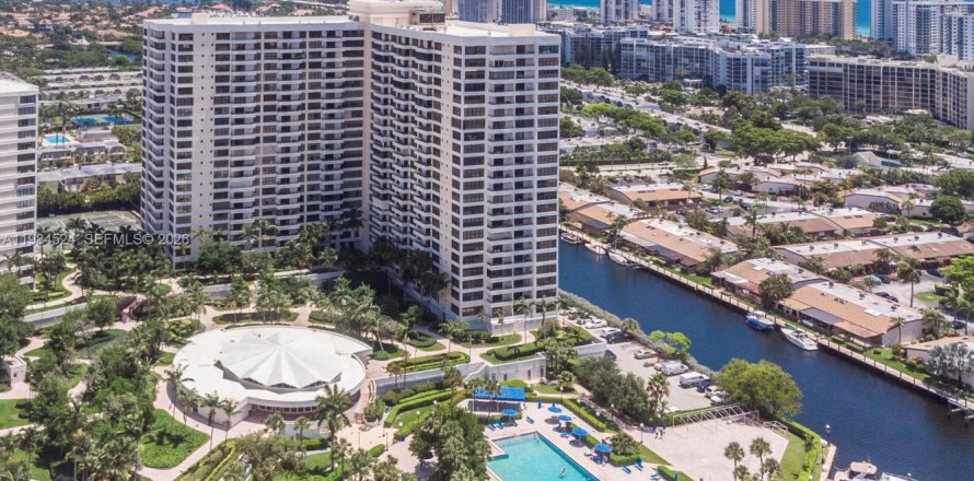 Condominio en Hallandale Beach, Florida, 2 dormitorios  № 2045542