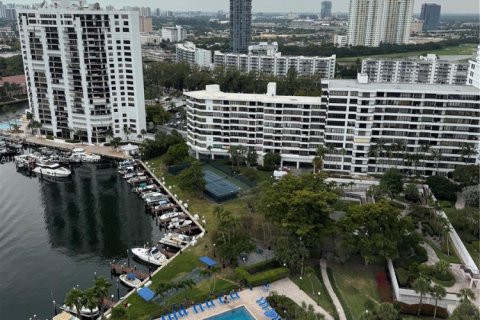 Condominio en venta en Hallandale Beach, Florida, 2 dormitorios, 146.79 m2 № 2045542 - foto 3