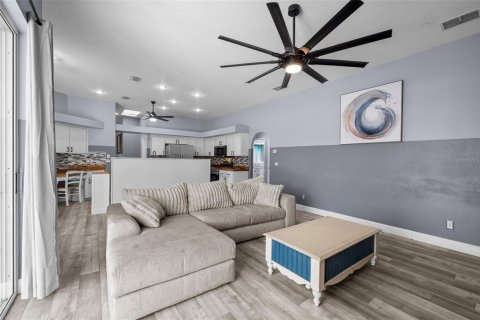 Casa en venta en Zephyrhills, Florida, 4 dormitorios, 194.07 m2 № 2221916 - foto 19