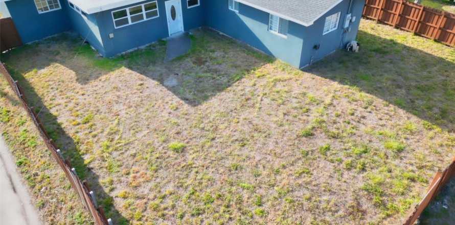 House in Hollywood, Florida 4 bedrooms, 175.49 sq.m. № 1224526