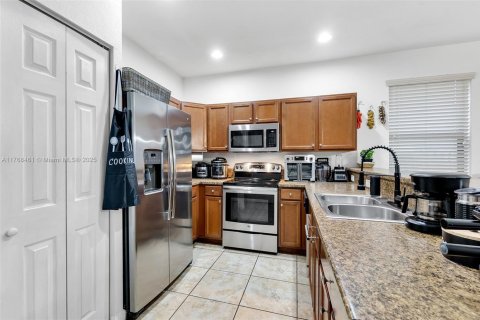 Townhouse in Homestead, Florida 3 bedrooms, 130.25 sq.m. № 1941308 - photo 11