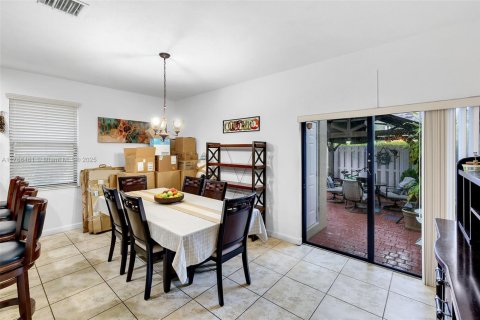 Townhouse in Homestead, Florida 3 bedrooms, 130.25 sq.m. № 1941308 - photo 14