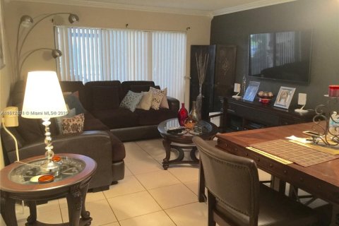 Condo in Miami, Florida, 2 bedrooms  № 1920500 - photo 2