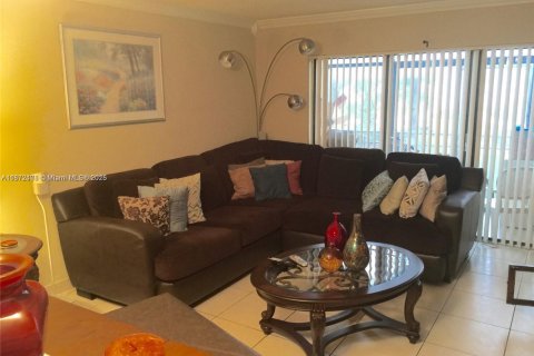 Condo in Miami, Florida, 2 bedrooms  № 1920500 - photo 3