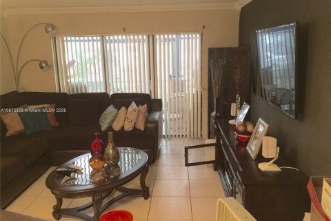 Condo in Miami, Florida, 2 bedrooms  № 1920500 - photo 4
