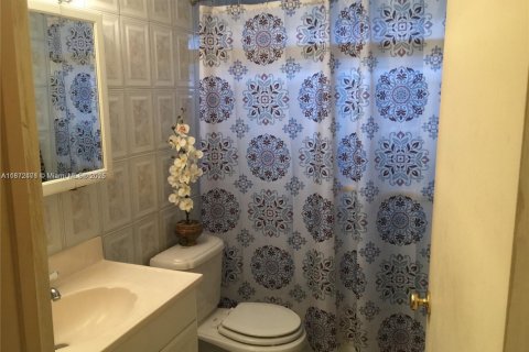 Condo in Miami, Florida, 2 bedrooms  № 1920500 - photo 12