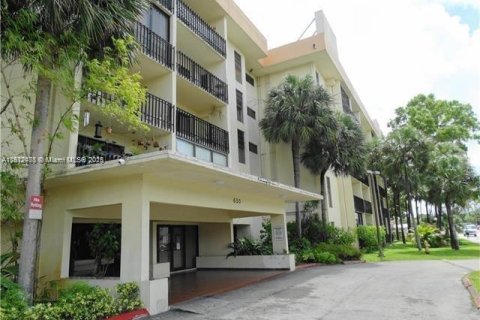 Condo in Miami, Florida, 2 bedrooms  № 1920500 - photo 1