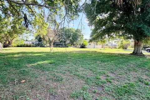 House in Okeechobee, Florida 1 bedroom, 68 sq.m. № 2146660 - photo 17