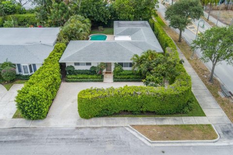 Commercial property in West Palm Beach, Florida № 2241314 - photo 3