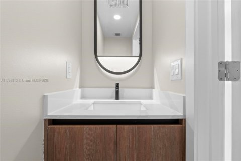 Condo in Miami Beach, Florida, 1 bedroom  № 1692622 - photo 13