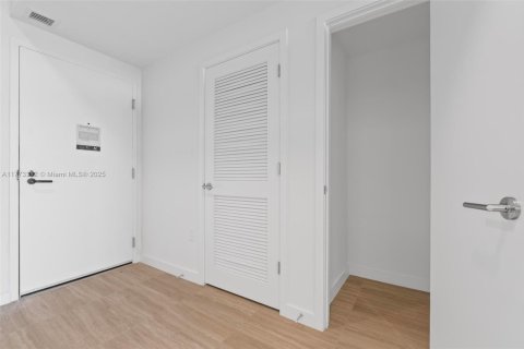 Condo in Miami Beach, Florida, 1 bedroom  № 1692622 - photo 11