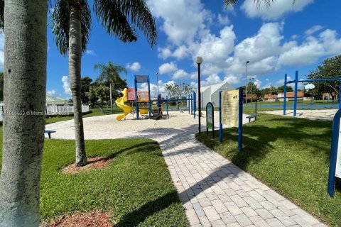 House in Davie, Florida 3 bedrooms, 153.1 sq.m. № 1892318 - photo 12